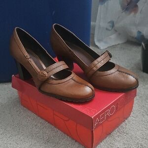 AEROSOLES Women's Tan Mary Jane Heels